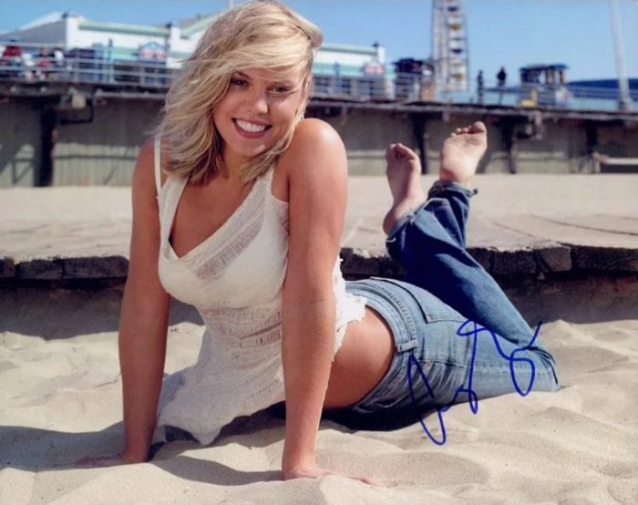 Agnes Bruckner autograph
