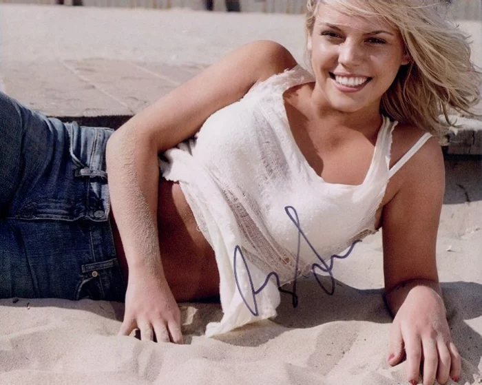 Agnes Bruckner autograph