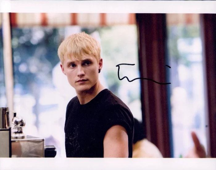 Toby Hemingway autograph