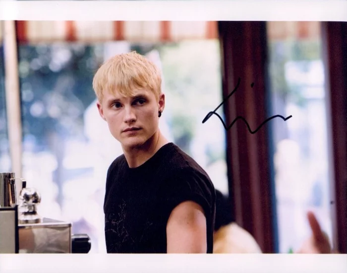 Toby Hemingway autograph