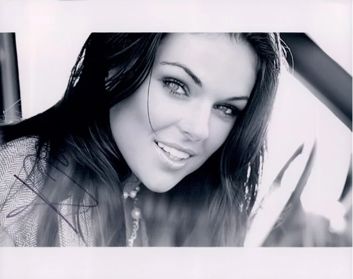 Serinda Swan autograph
