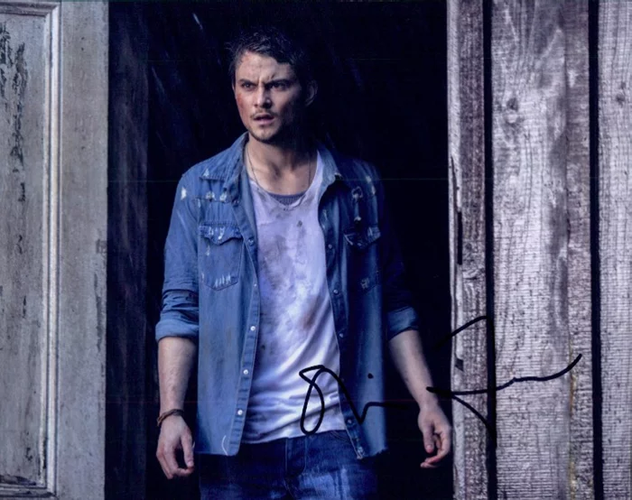 Shiloh Fernandez autograph
