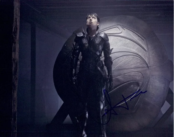 Antje Traue autograph