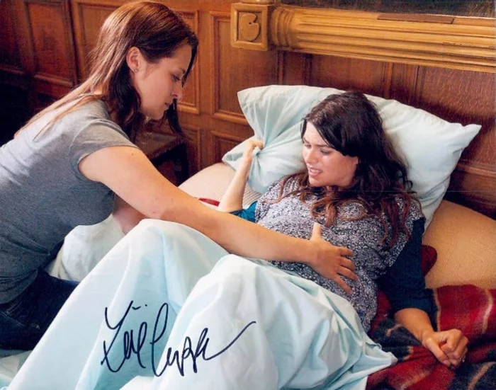 Zoe Tapper autograph