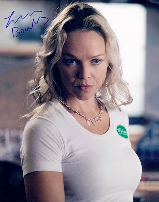 Lauren Bowles autograph