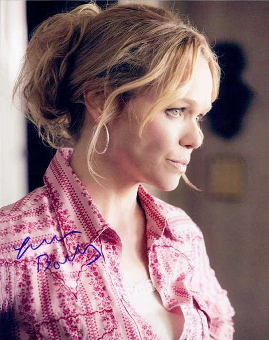 Lauren Bowles autograph