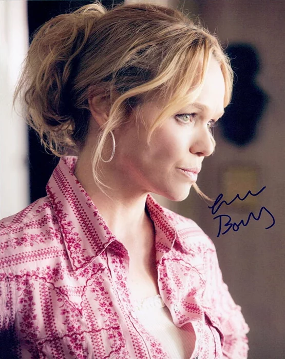 Lauren Bowles autograph