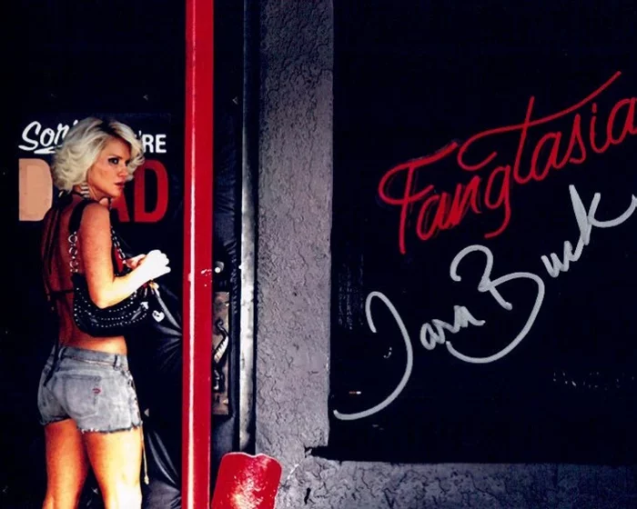 Tara  Buck autograph