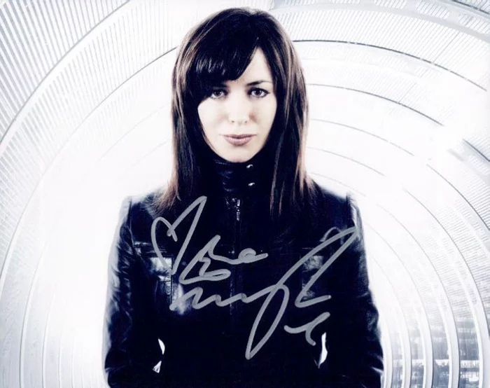 Eve Myles autograph