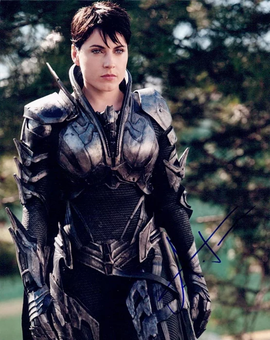 Antje Traue autograph