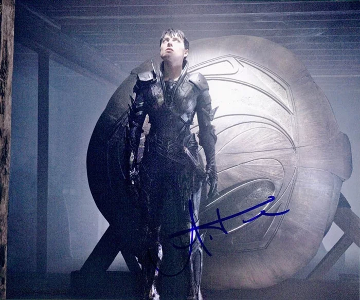 Antje Traue autograph