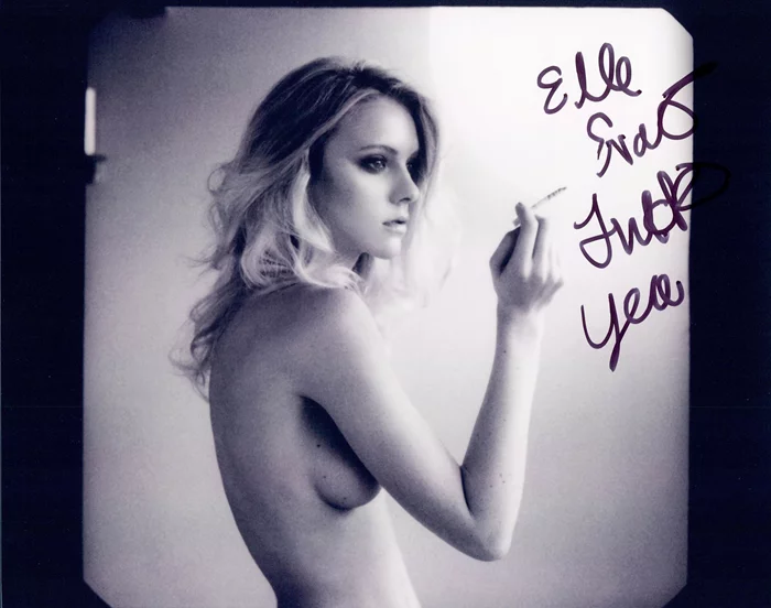 Elle Evans autograph