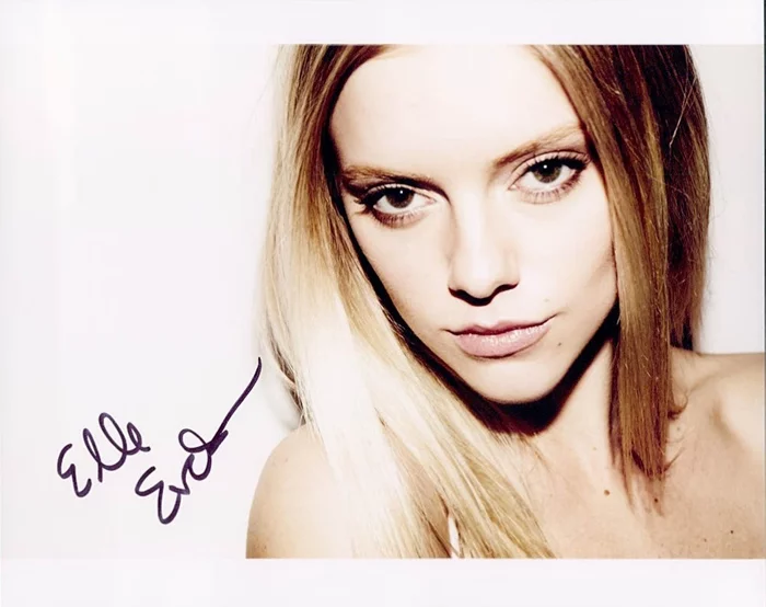 Elle Evans autograph