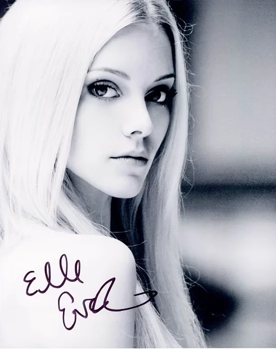 Elle Evans autograph