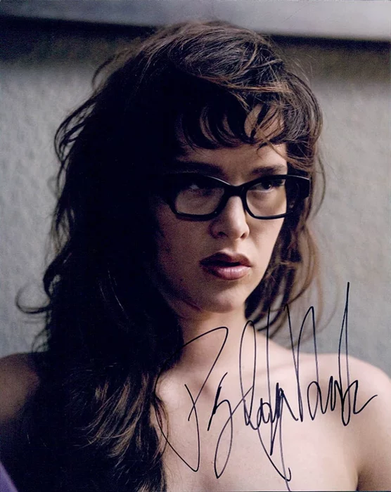 Paz de la Huerta autograph