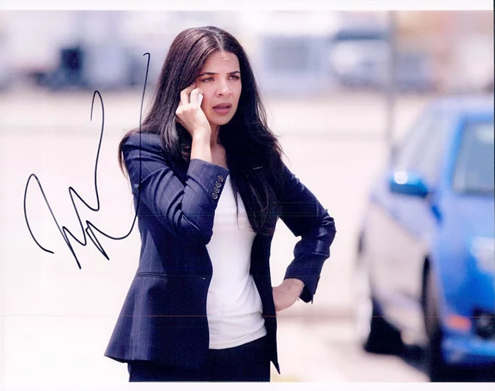 Zuleikha Robinson autograph