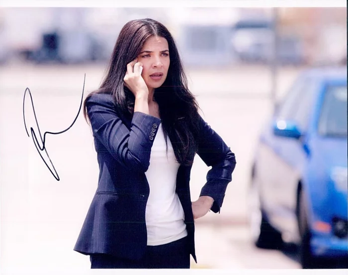 Zuleikha Robinson autograph
