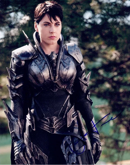 Antje Traue autograph