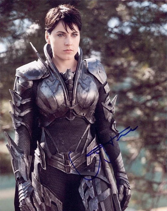 Antje Traue autograph