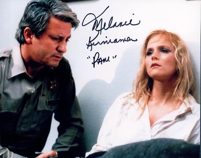 Melanie Kinnaman autograph