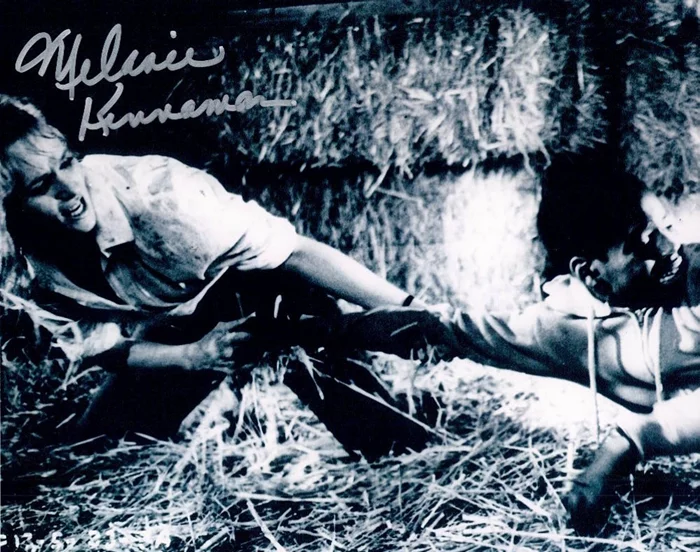 Melanie Kinnaman autograph