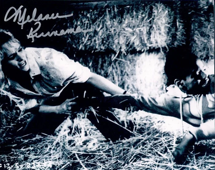 Melanie Kinnaman autograph