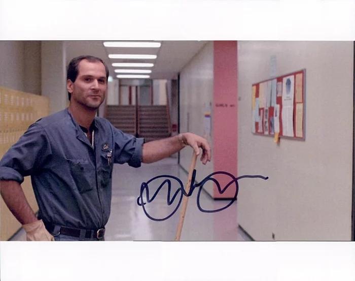 John Kapelos autograph