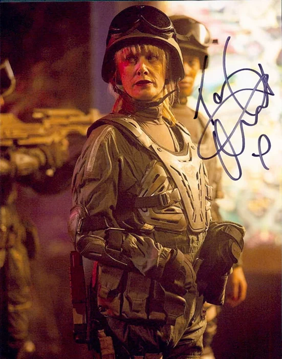 Tamzin Outhwaite autograph