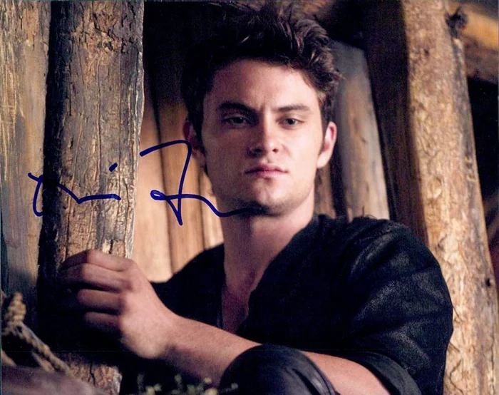 Shiloh Fernandez autograph