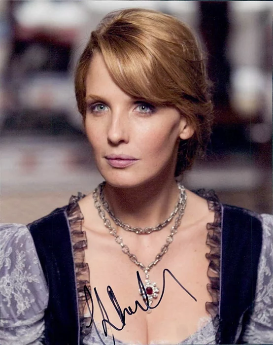 Kelly Reilly autograph