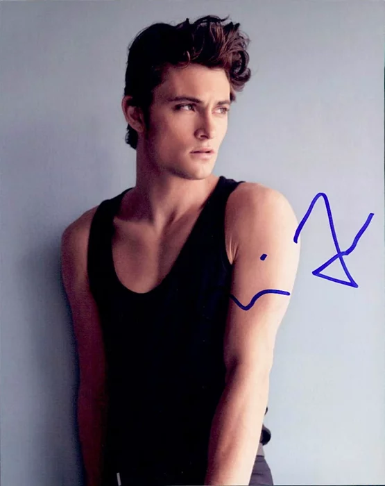 Shiloh Fernandez autograph