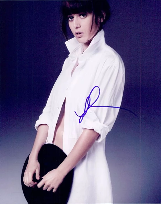 Lizzy Caplan autograph