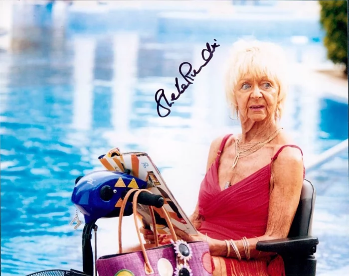 Sheila Reid autograph
