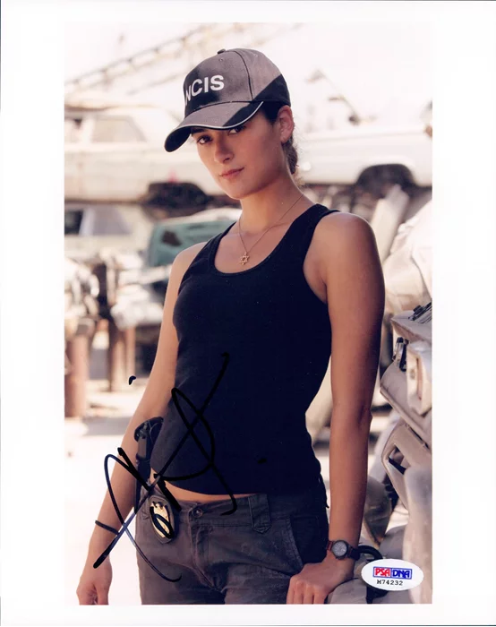 Cote de Pablo autograph