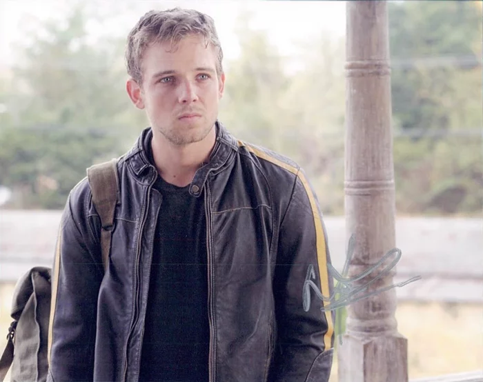 Max Thieriot autograph