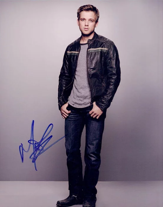 Max Thieriot autograph