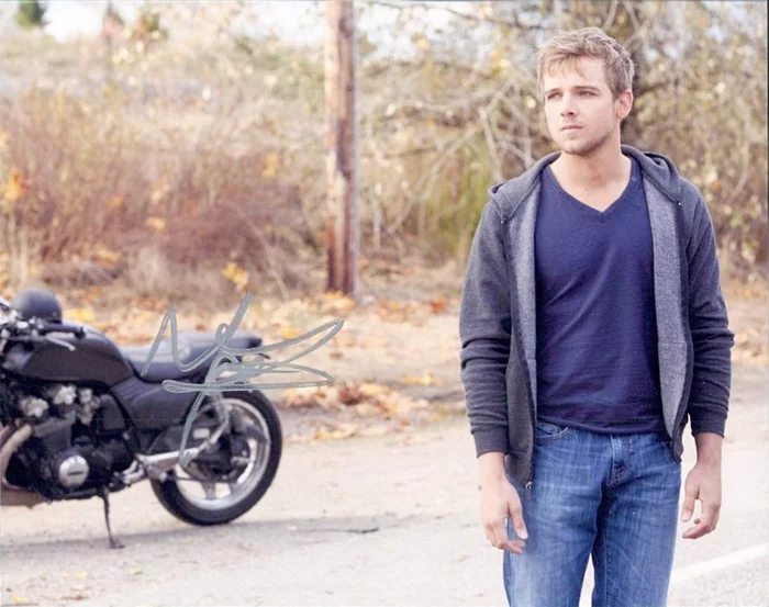 Max Thieriot autograph