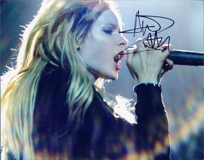 Avril Lavigne autograph