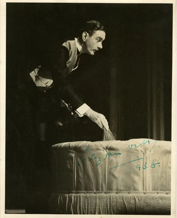 Clifton Webb autograph