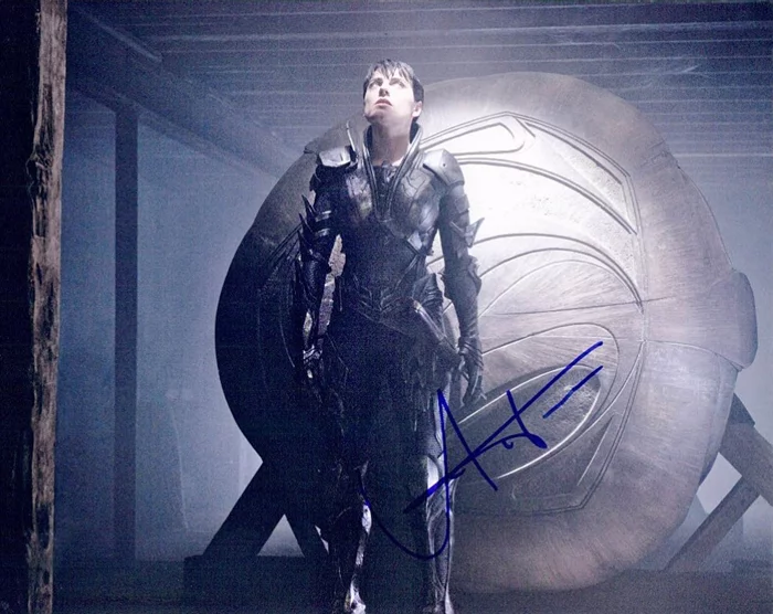 Antje Traue autograph