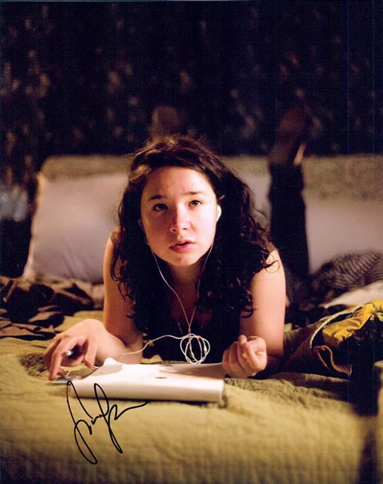 Sarah Steele autograph