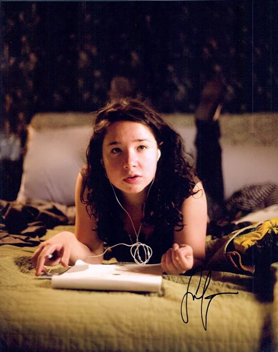 Sarah Steele autograph