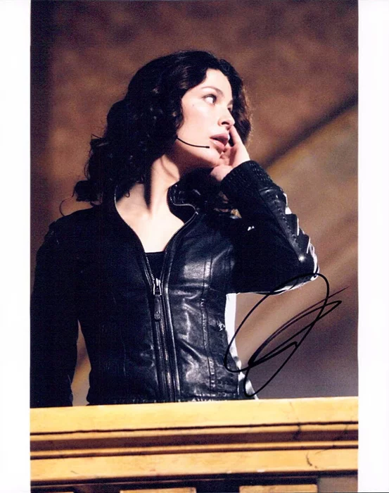 Joanne Kelly autograph