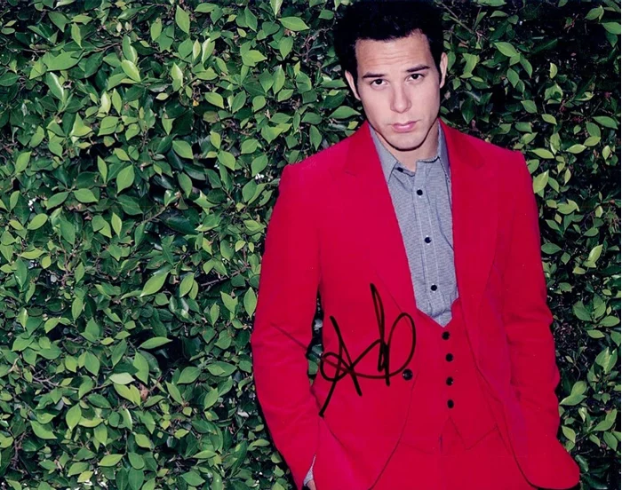 Skylar Astin autograph