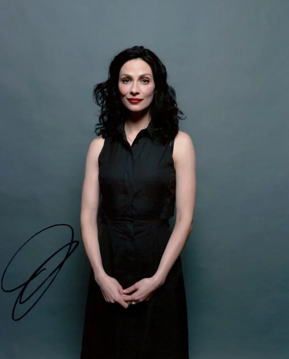 Joanne Kelly autograph