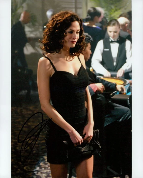 Joanne Kelly autograph