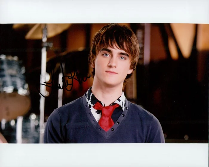 Landon Liboiron autograph
