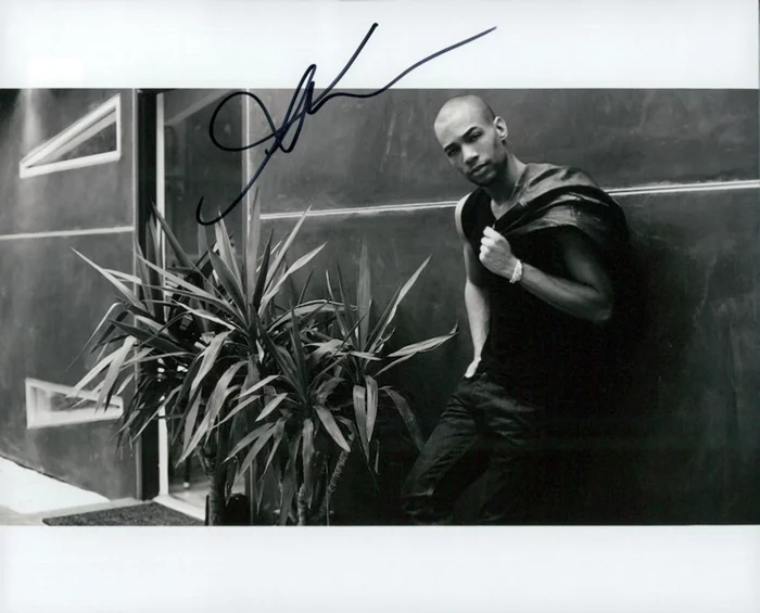 Kendrick Sampson autograph