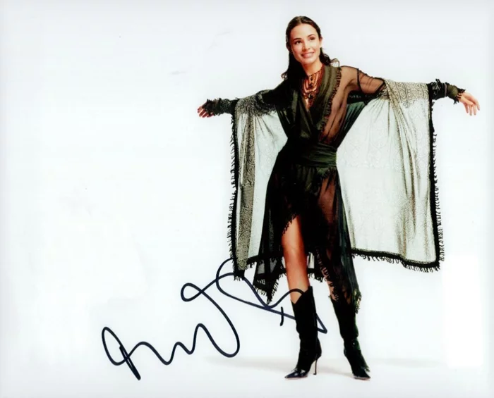 Mia Maestro autograph