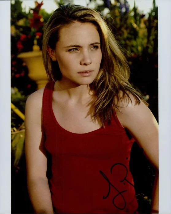 Leah Pipes autograph